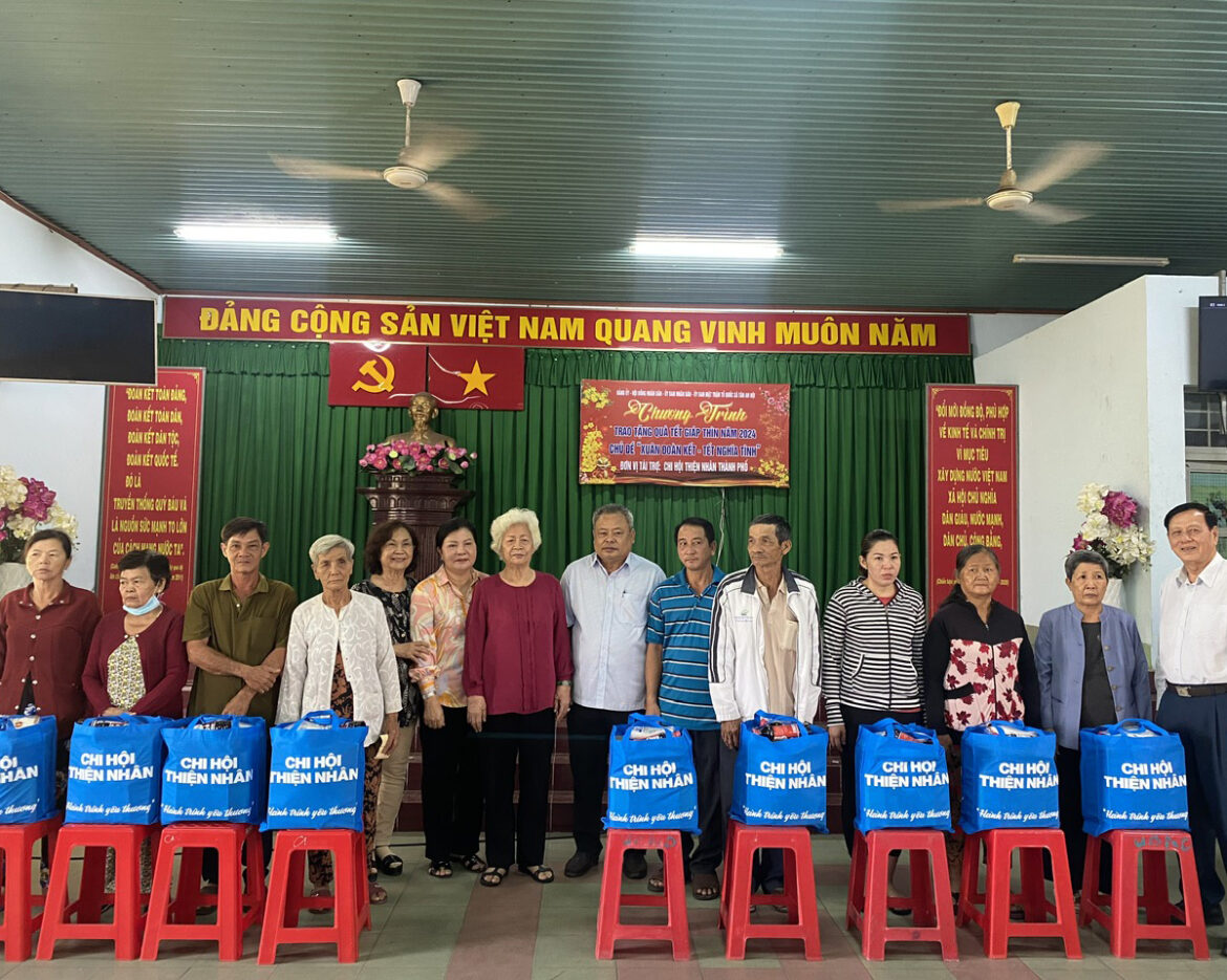 Trao quà Tết tại Xã Tân An Hội, huyện Củ chi, TP HCM.
